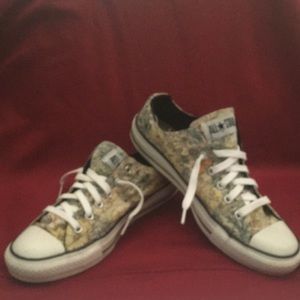 FLOWERED CONVERSE LOW TOPS-SZ 9- GUC- so cute!